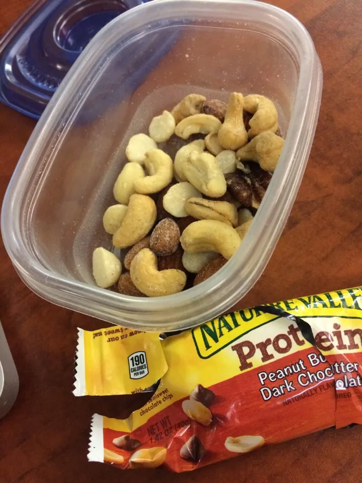 Mixed nuts, protein bar and milk|Marissa Castroさん