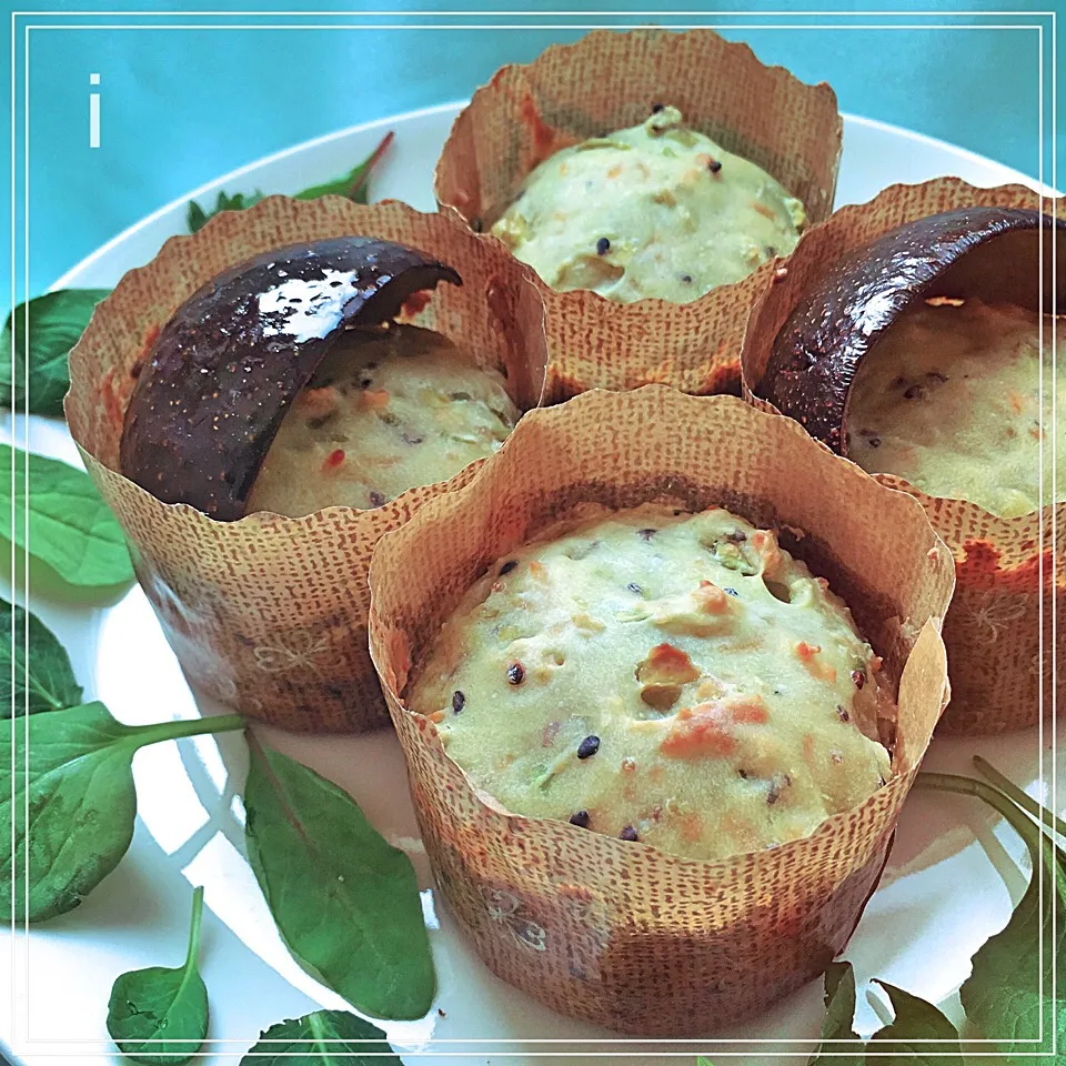 Snapdishの料理写真:アボカドの黒ごま・チーズ・キヌア・マフィン 【Avocado cheese muffin with black sesame and quinoa 】|izoomさん