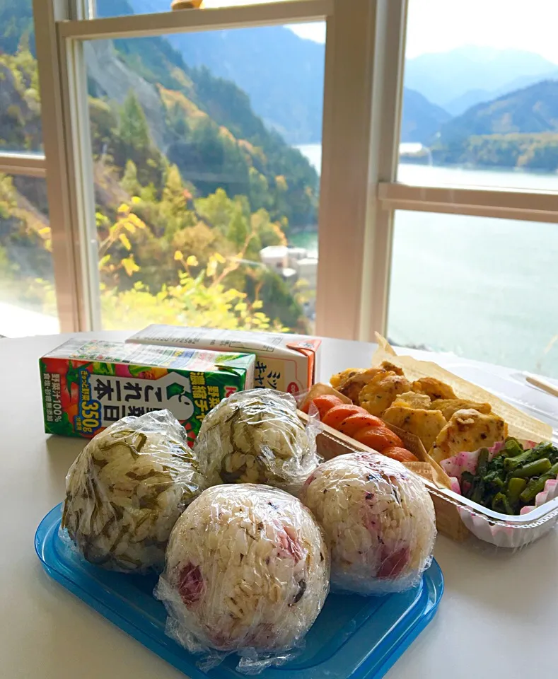 昼ごはん  おむすび トリノピカタ 春菊胡麻和え 人参のただのソテー 野菜一日これ一本|ぽんたさん