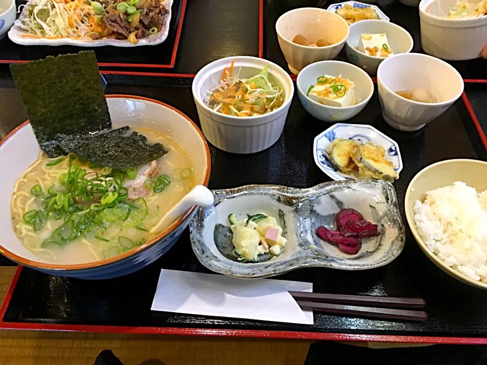 Snapdishの料理写真:豚骨ラーメン定食|Agaricusさん