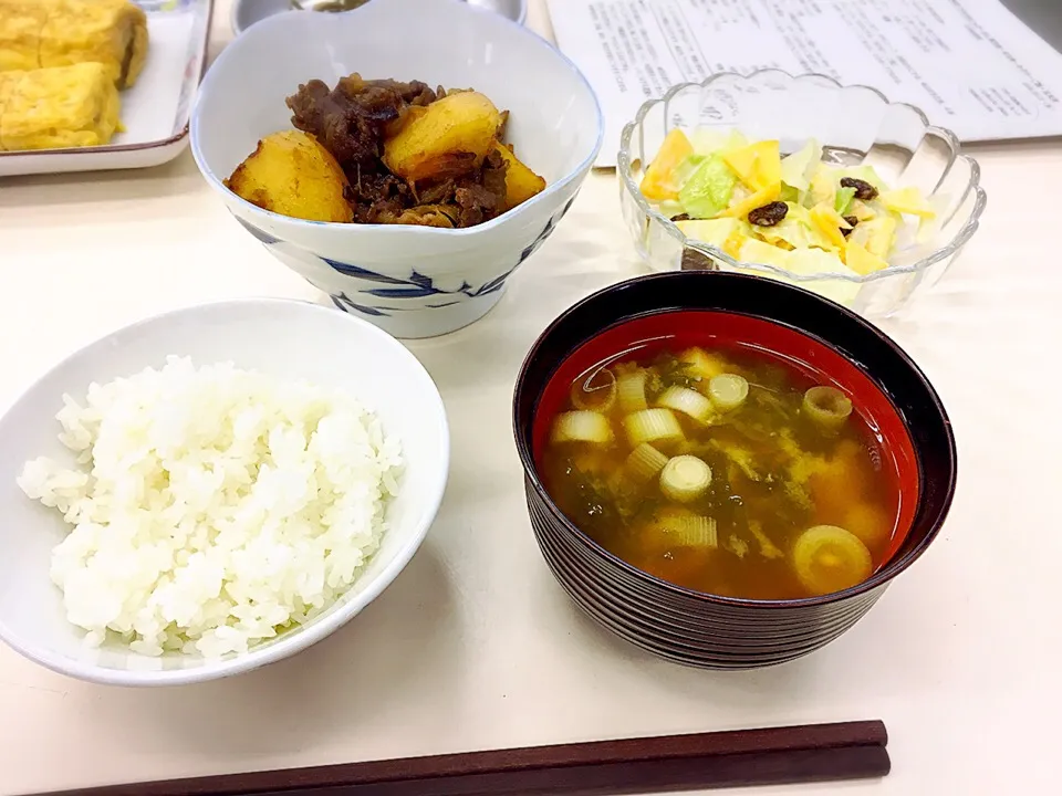 肉じゃが、納豆味噌汁、キャベツと柿のマヨサラダ|shu☆0510さん