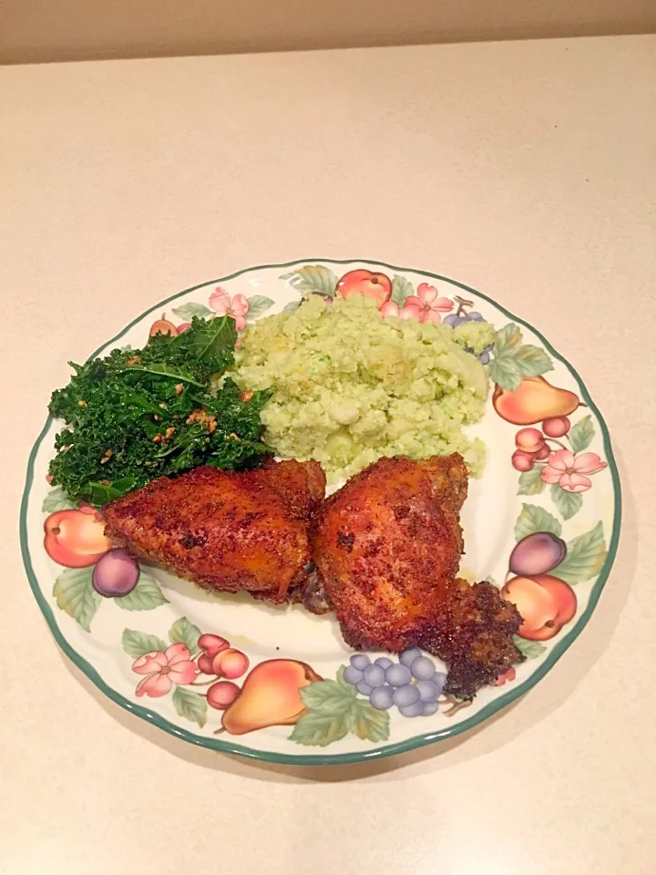 Oven baked chicken, jalapeño cauliflower rice, and garlic kale.|Rafael Pachecoさん