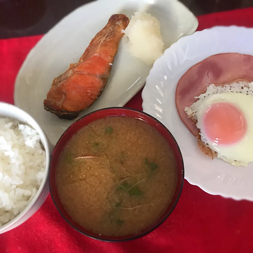 Snapdishの料理写真:焼鮭、目玉焼き、アサリ汁|純さん