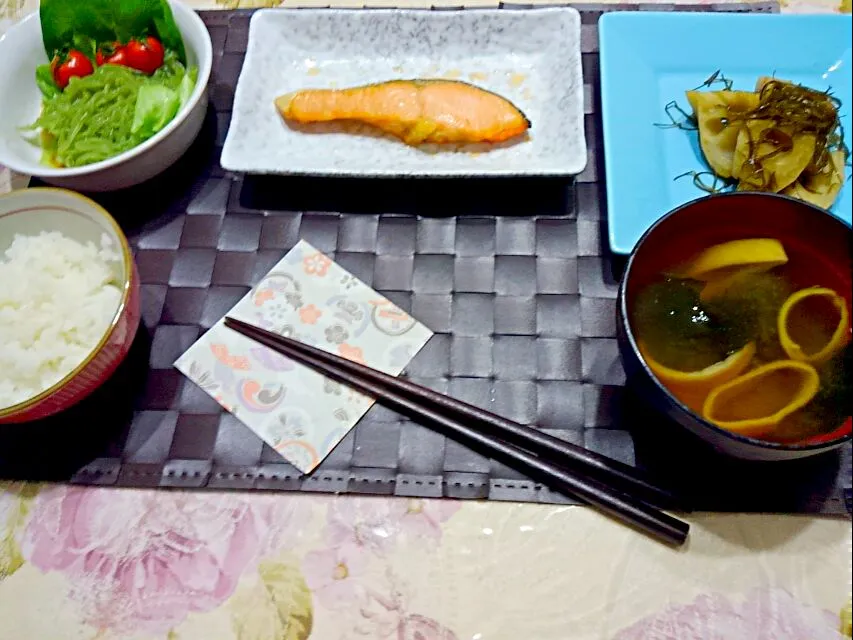 Snapdishの料理写真:焼き鮭😄れんこんと切り昆布の炒め煮😁米沢のこんにゃくうこぎ麺サラダ|たえさん