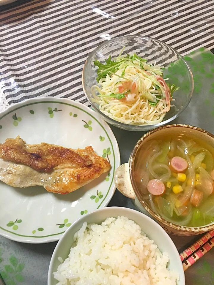 Snapdishの料理写真:今夜はチキンステーキと野菜スープと 素麺を使ったサラダです(*^｡^*)夏の素麺の残りを何とかして消費しようと サラスパ代わりに使いました٩( ‘ω’ )۶～♪|ライムさん