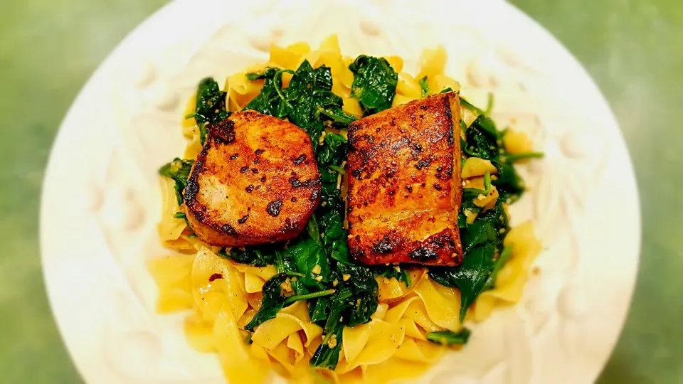 Wild caught tuna on spinach and noodles|Alonsealさん