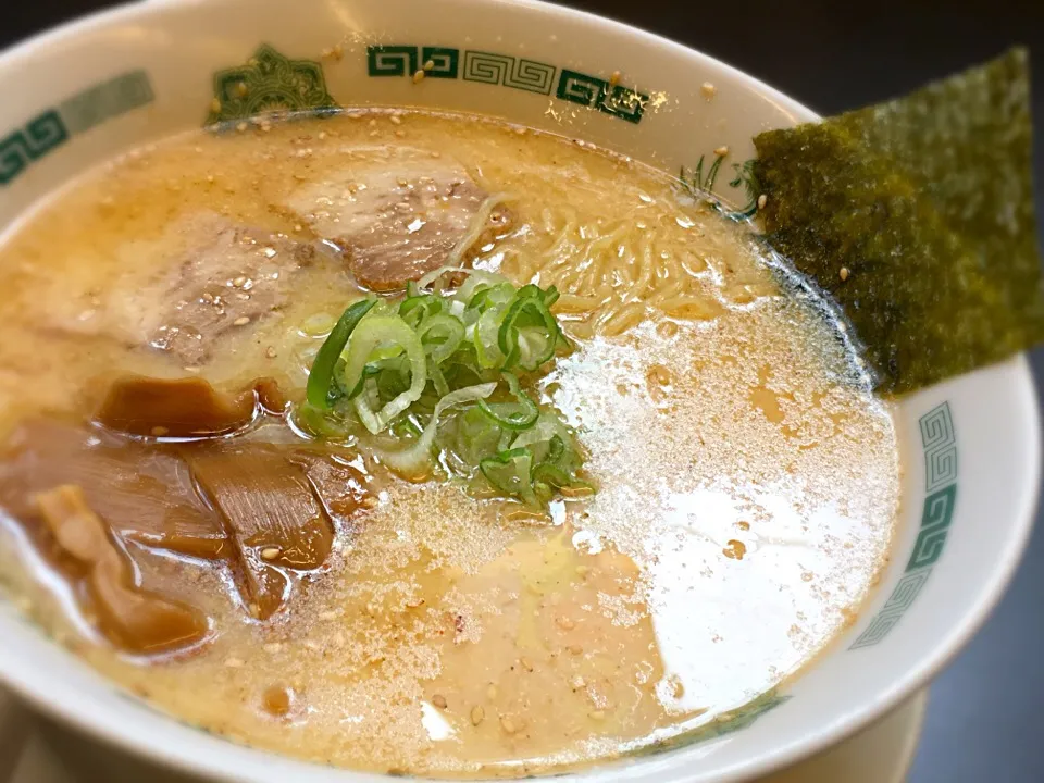 Snapdishの料理写真:とんこつラーメン（大盛）🍜|ゆうじ.さん