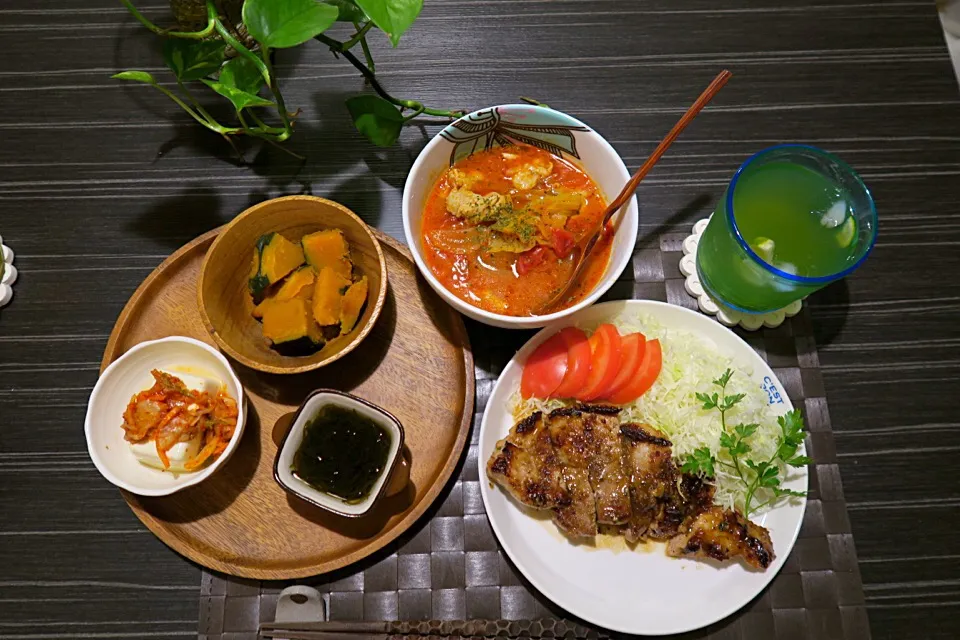 今夜のおうちごはん。豚モモ肉ソテー、南瓜煮、キムチ冷奴、もずく酢、チキンとキャベツトマトスープです。|かれんさん