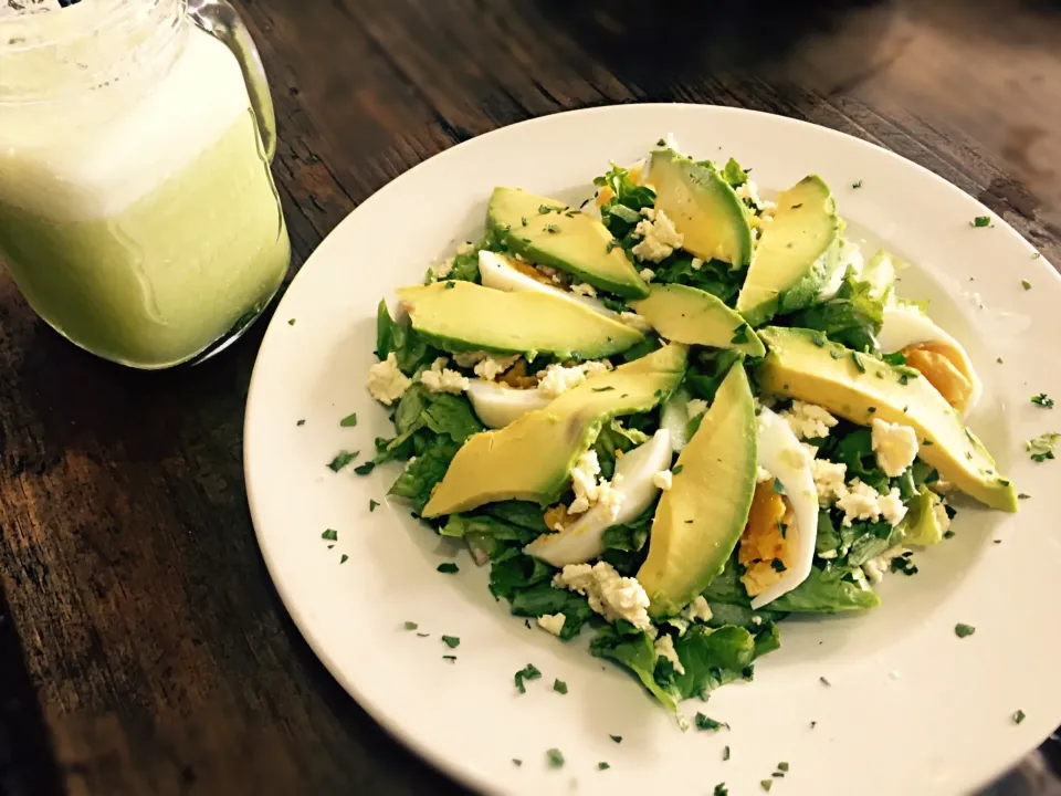 Avocado, egg, feta, cucumber & lettuce salad|Sergio Lacuevaさん