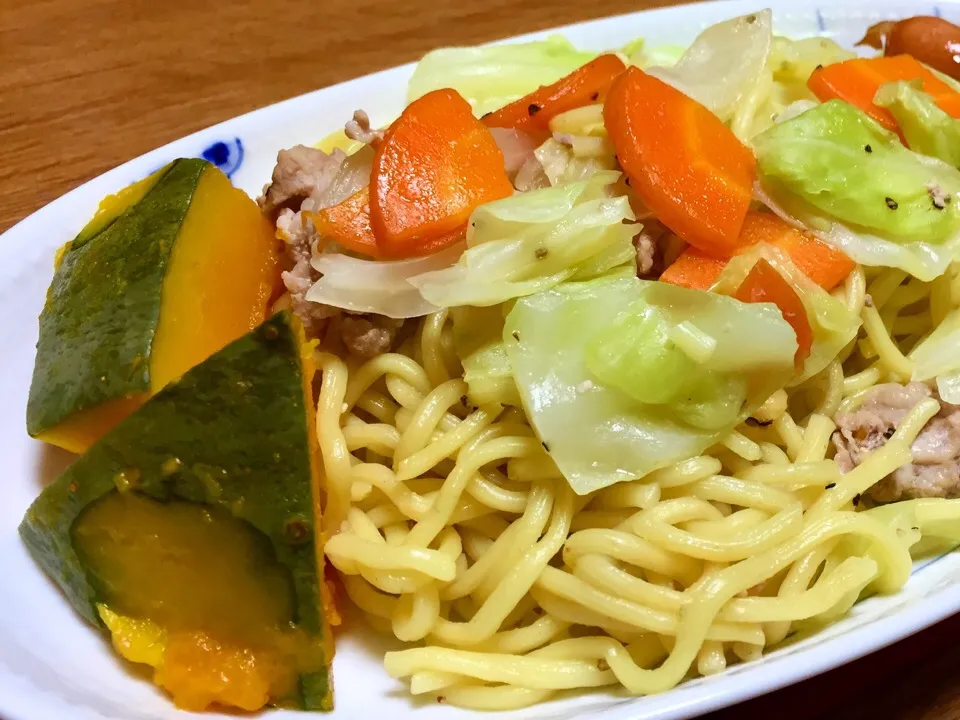 今夜は重ね煮で焼きそば
かぼちゃも添えてワンプレート
洗いもの減らす作戦👍|こぶたちゃんさん