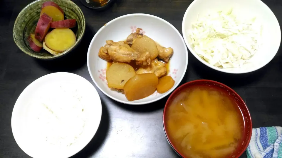 10/12
手羽元と大根の煮物　さつまいも　じゃがいもとたまねぎの味噌汁　キャベツ|みぃ子さん