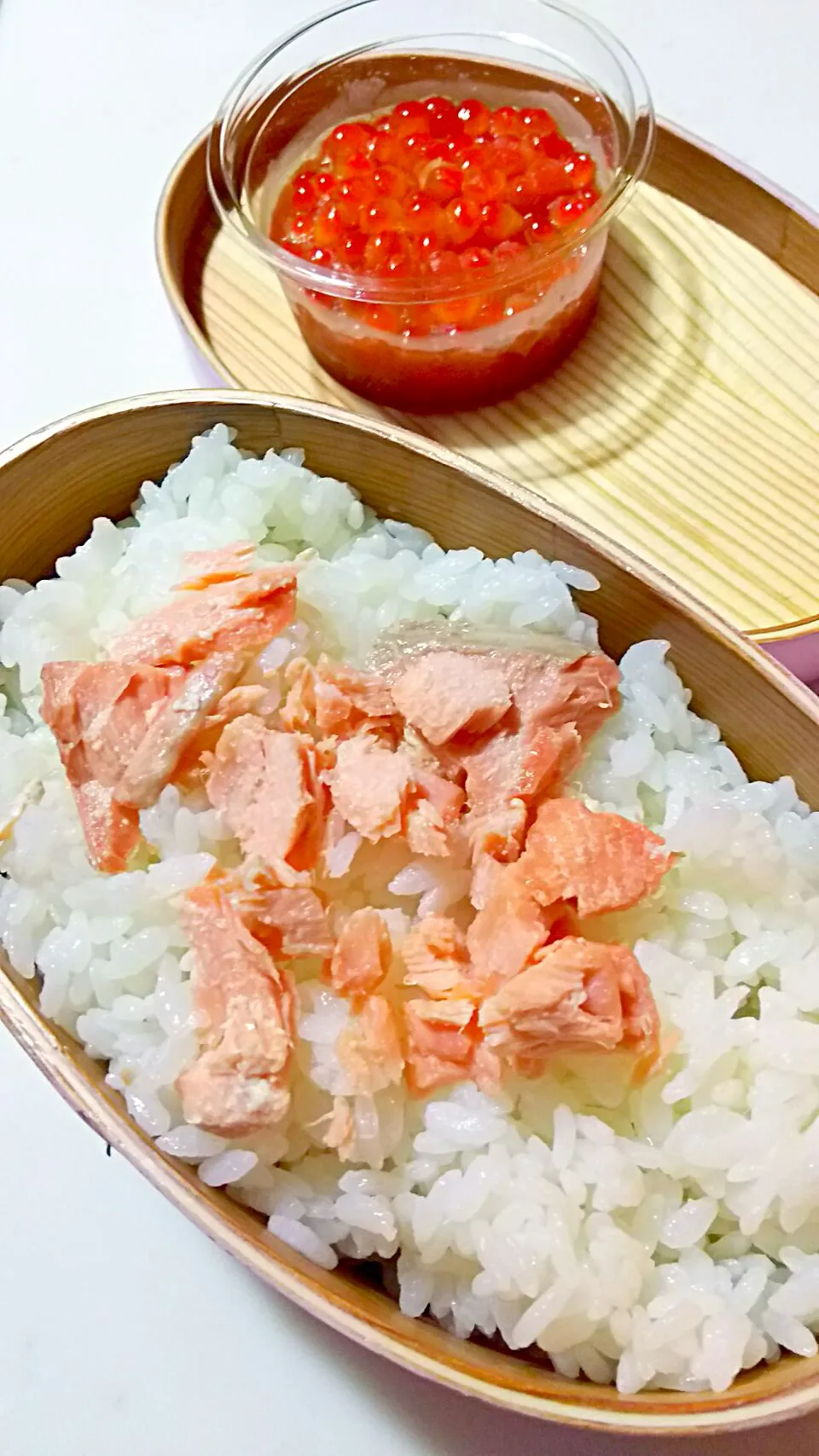 10／13  今日のお弁当  to. お父さん  &  娘
～    鮭  と  いくら  の親子弁当  ～|ｌａｖｅｎｄｅｒｆ❜mさん