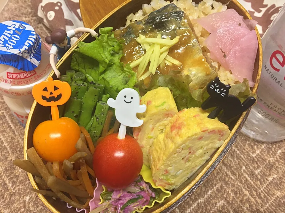 Snapdishの料理写真:玄米ご飯&さば味噌煮&インゲンの胡麻和え&きんぴらゴボウ&もってのほかと水菜のスイチリマヨ和え&カニカマとネギのだし巻き玉子&自家製さくら漬け&プチトマトのダーリンお弁当♪|桃実さん