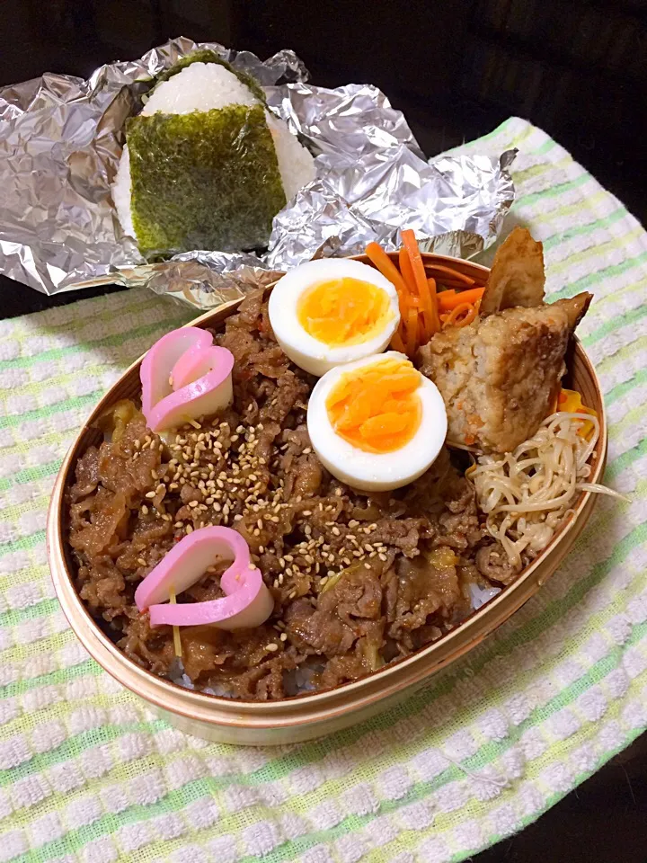 木曜日お弁当

ここ最近すっかり朝晩と冷え込んで
まるで冬のよう…。
お布団が恋しい季節になってきました。

なんとか お布団から出て作った
今日のお弁当は

※焼肉丼
※茹で玉子
※人参のナムル
※豆腐バーグと竹輪の荷物
※えのき炒め

はぁ…秋がなくて一気に冬になった感じ…。また来年まで夏はお預け…寂しいなぁ(To|にゃおさん