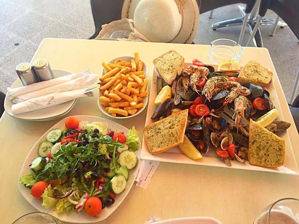 Shellfish platter with garlic bread, salads and chips|March☀さん