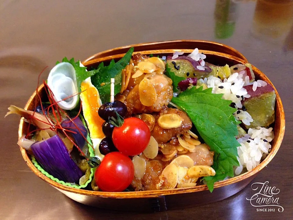 ゆっこさんの料理 アーモンド照り焼きチキン♪今日の私のお弁当🍱 冷めても美味しい照り焼きチキン、アーモンドサクサク(*´꒳`*)&さつまいもおこわ🍠|とんちんさん