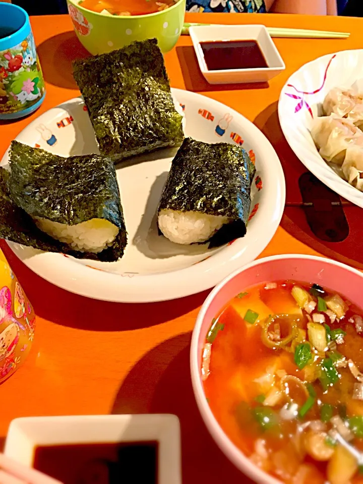 鮭おにぎり🍙  豆腐と油揚げのお味噌汁  肉シュウマイ|ch＊K*∀o(^^*)♪さん