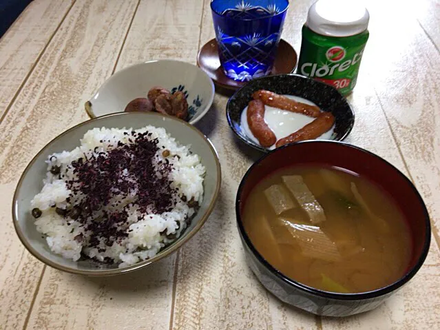 今日の男飯(〃ω〃)ウィンナーヨーグルトand黒はんぺんと長ネギ、自然薯とむかごの味噌汁and栗の渋皮煮andむかごごはんwithしそ♬|ひーちゃんさん