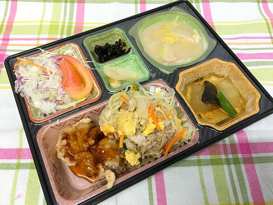 Snapdishの料理写真:鶏の唐揚げ甘酢あん 日替わり弁当 豊川市宅配|Naokazu Kuritaさん