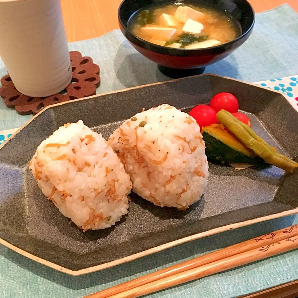 ちりめん山椒おにぎりの朝ごはん|かぴこさん