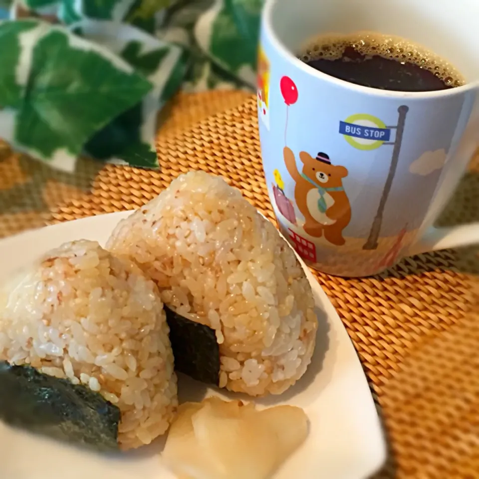 Snapdishの料理写真:おにぎり🍙&コーヒー☕の朝ご飯♪|あゆさん