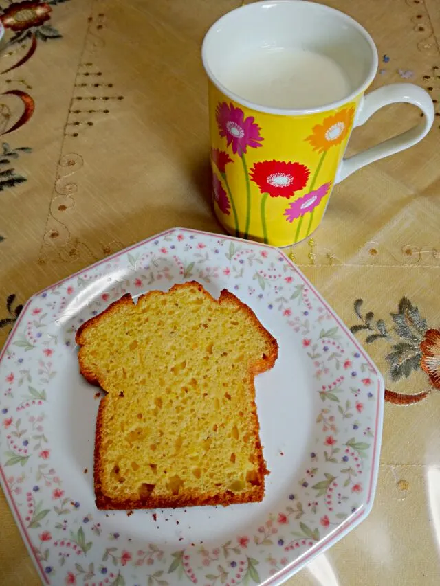 朝ごはんに1スライス
スイートポテトケーキ🍠ホットミルク
ほっこり温か|korinoさん