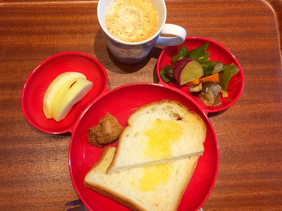 ＬＯＣＡＢＯ朝ごはん（６枚切り食パン１枚、焼き野菜のサラダ、紅玉りんご1/４、デカフェのソイカフェオレ）|うさぱんださん