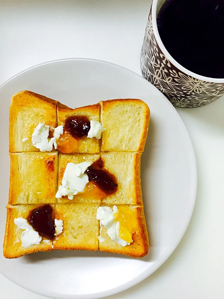 Snapdishの料理写真:ハニートースト🍯梅ジャムにあんずジャム💛|葉っぱのおさらyokomamaさん