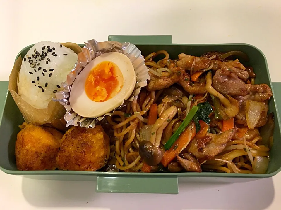 焼きそばとカボチャコロッケのお弁当。|Chiharuさん