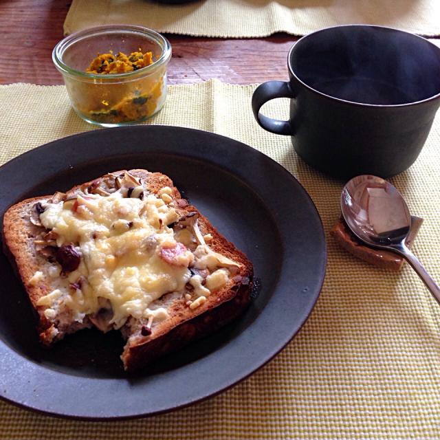 ソーセージとキノコのディープディッシュピザのレシピ