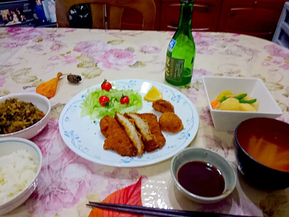 ロースかつ😊ポテトフライ😄ベーコンじゃが😋漬け物晩菊😆大根の味噌汁|たえさん