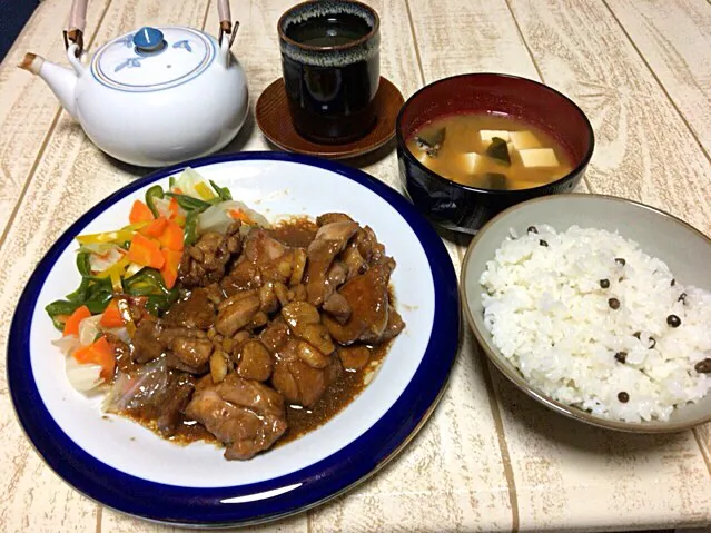 今日の男飯(〃ω〃)
鶏むね肉のニンニク照り焼きandむかごと豆腐とワカメの味噌汁andむかごごはん♬|ひーちゃんさん