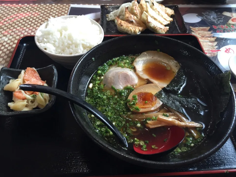 【丸福】醤油ラーメンと餃子|りをさん