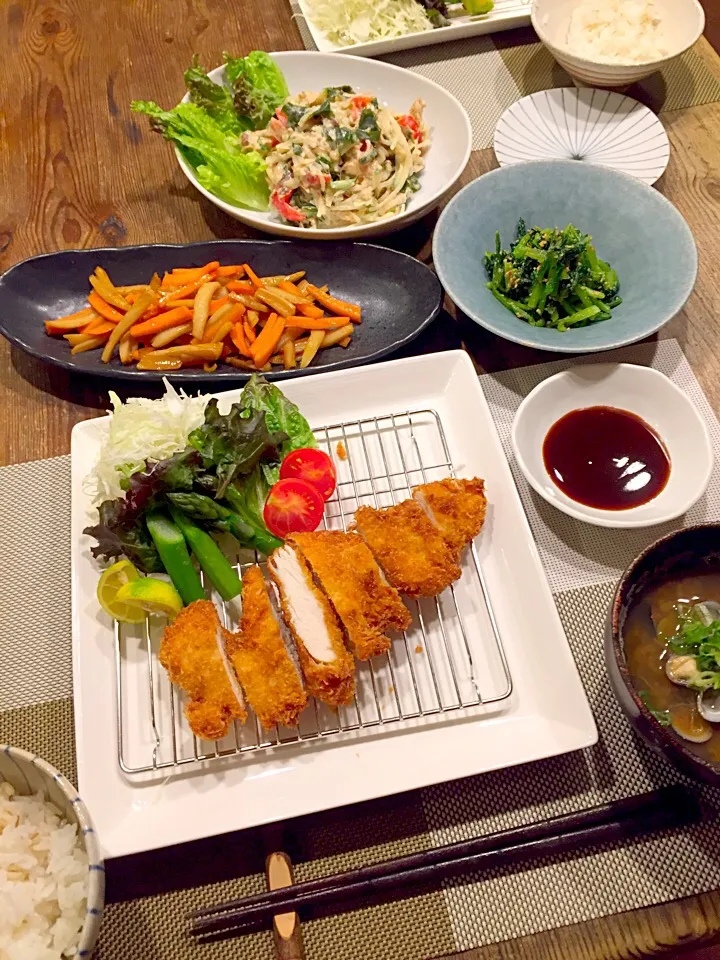 Snapdishの料理写真:今日は、鷄胸肉のチキンカツ🍗チアシード入りツナと海藻の春雨サラダ🌿レンコンとニンジンのきんぴら、小松菜の胡麻和え🍃シジミのお味噌汁💛|まみりんごさん