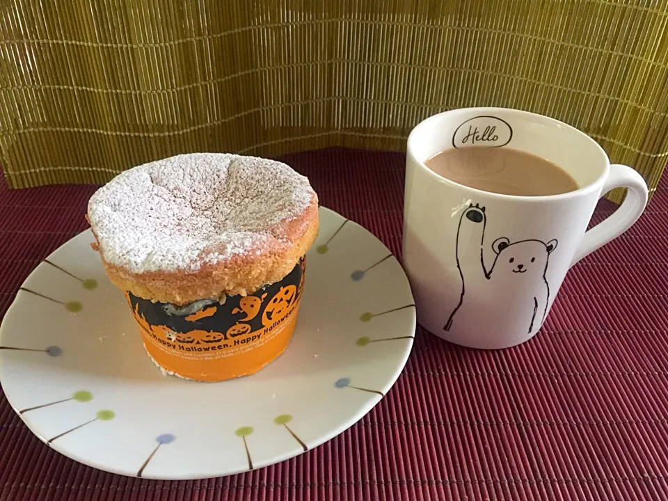 Snapdishの料理写真:えんとつのシフォンケーキとカフェオレ|tabyさん