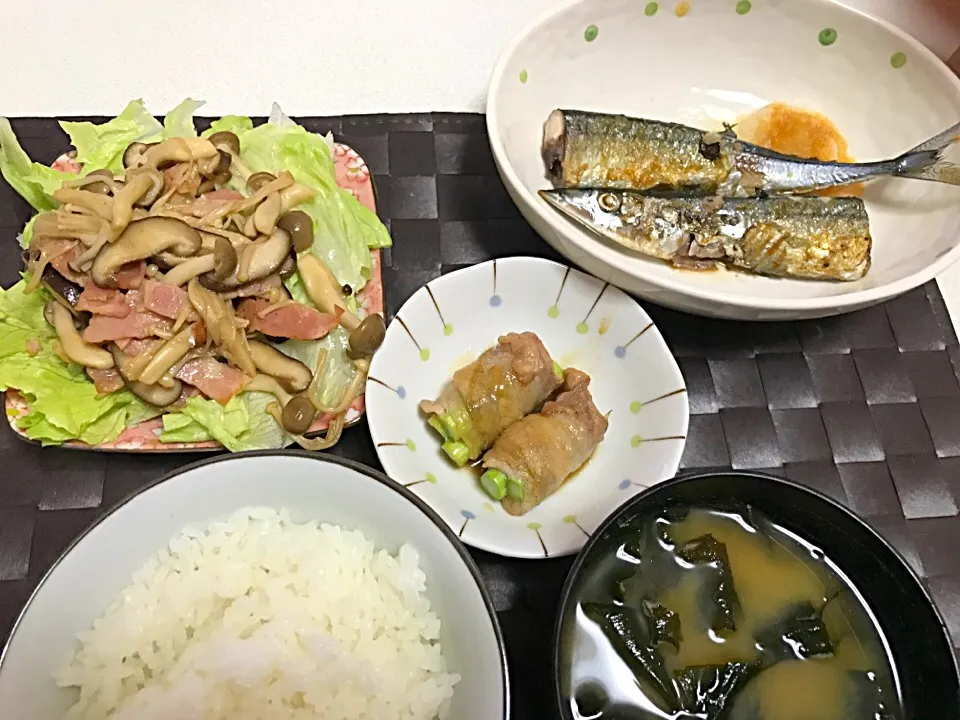 Snapdishの料理写真:さんま塩焼き
きのこのホットサラダ
アスパラ肉巻き
お味噌汁|ゆーさん