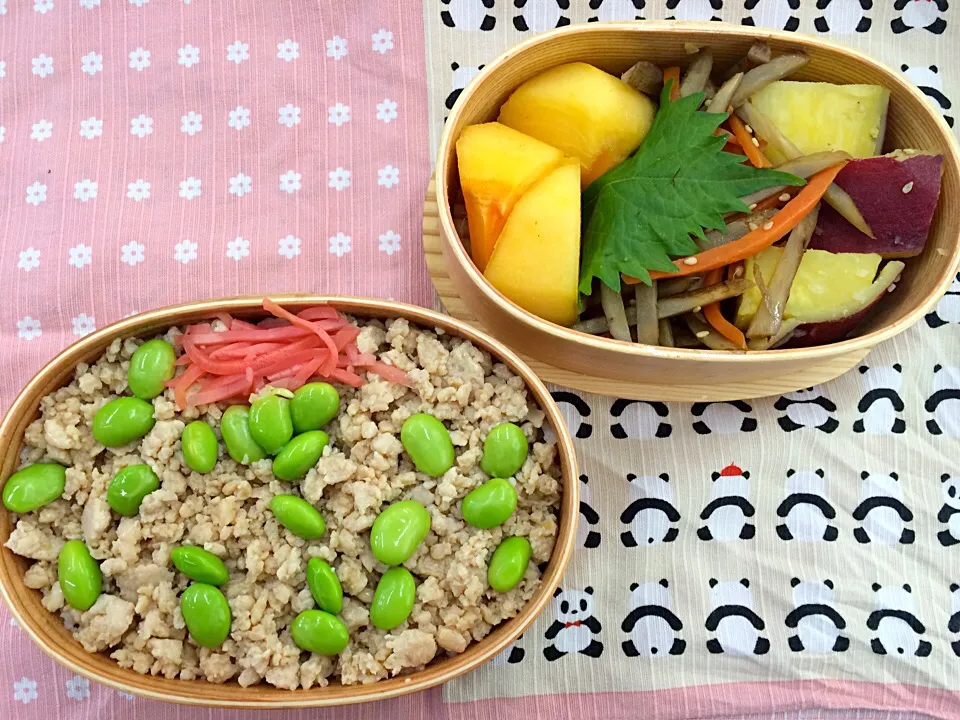 【わっぱ弁当】開ける楽しみ二段で‼︎そぼろご飯と秋の物弁当♪|るかるんさん