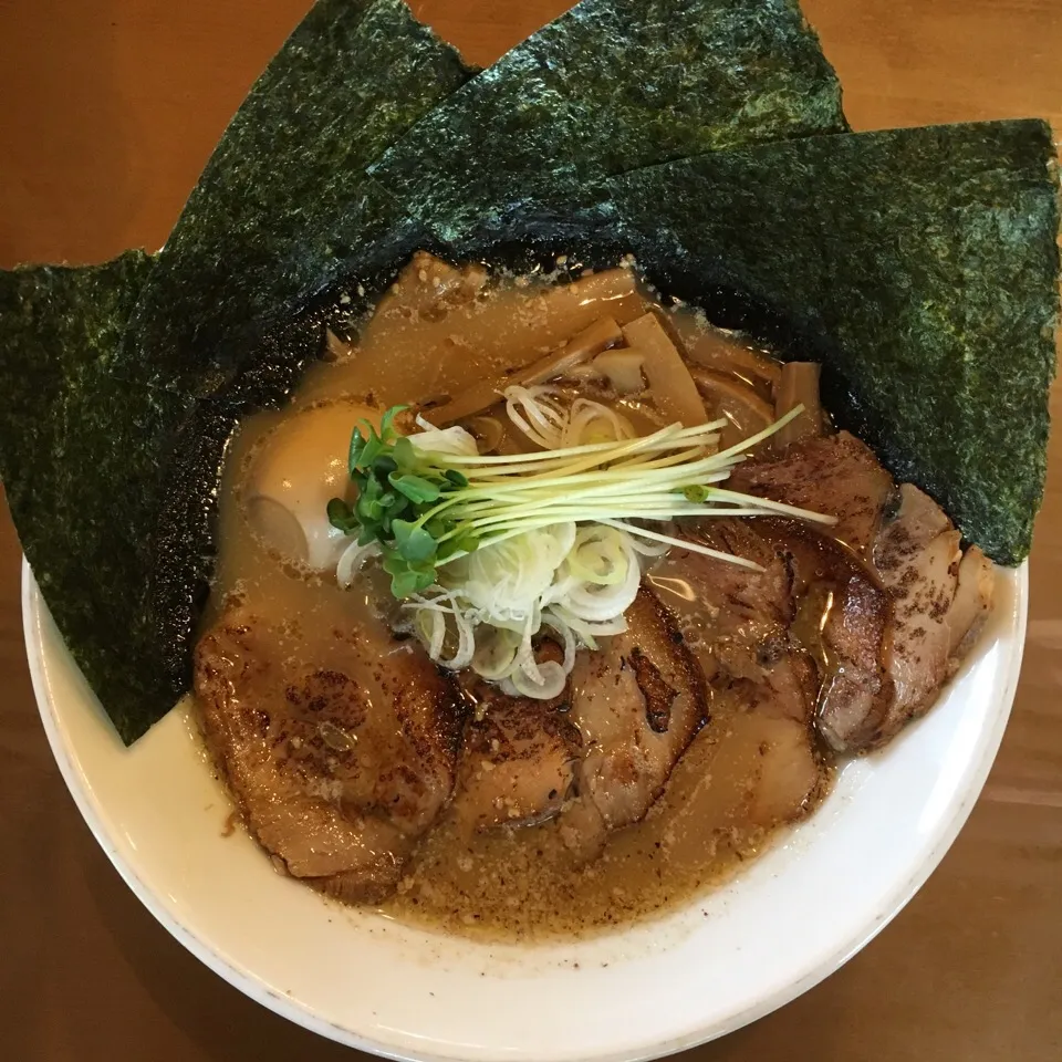 今日のお昼ごはん♪ 魚介の香り満載（๑⃙⃘ˊ꒳​ˋ๑⃙⃘）和風とんこつ醤油ラーメン😍|Mimさん