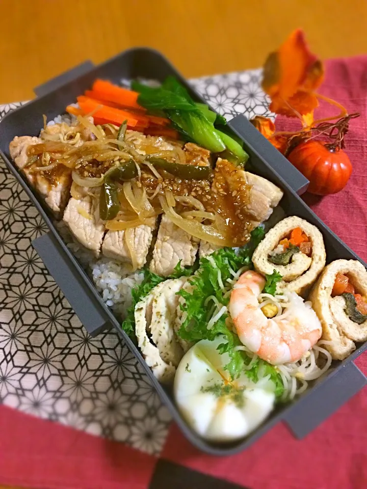 息子君弁当🎶
トンテキ丼
ゆで卵
鶏ハム
エビ玉ビーフン
油揚げの野菜巻き煮|BooBooさん