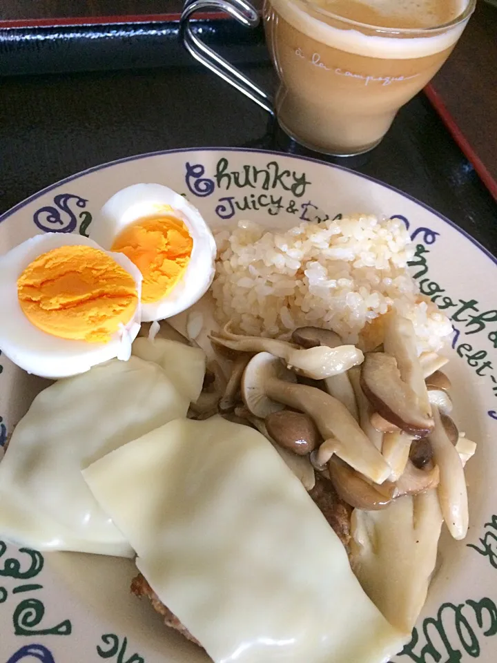 ＬＯＣＡＢＯ昼ごはん（こんにゃく入り三分搗きご飯、チーズ乗せハンバーグ、きのこのマリネ、ゆで卵）|うさぱんださん