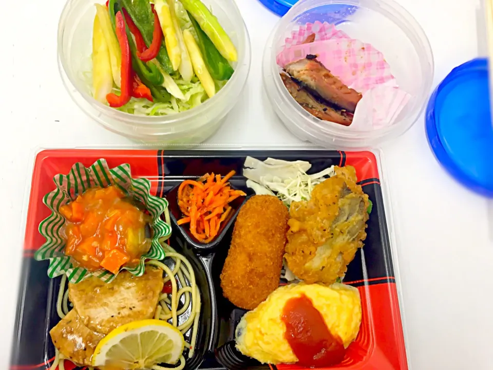 Snapdishの料理写真:お弁当427kcal アスパラとピーマンのピクルス キャベツの千切り 魚|ちあきさん