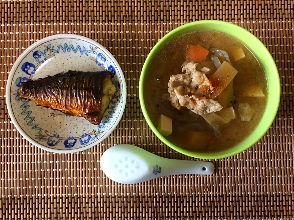 鯖の塩焼き•豚汁ご飯|ばーさんさん