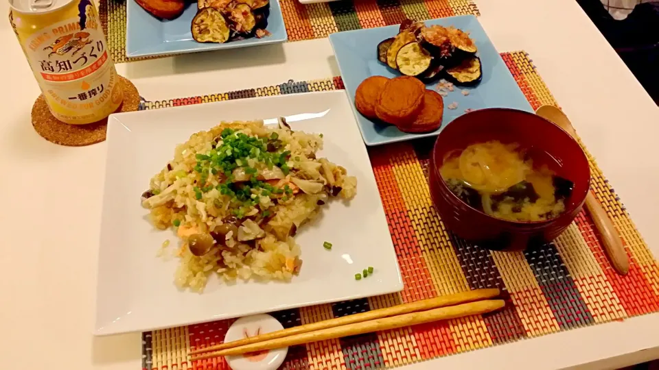 Snapdishの料理写真:今日の夕食　鮭ときのこの炊き込みごはん、さつま揚げ、なすのめんつゆ、玉ねぎとわかめの味噌汁|pinknari🐰🌈さん