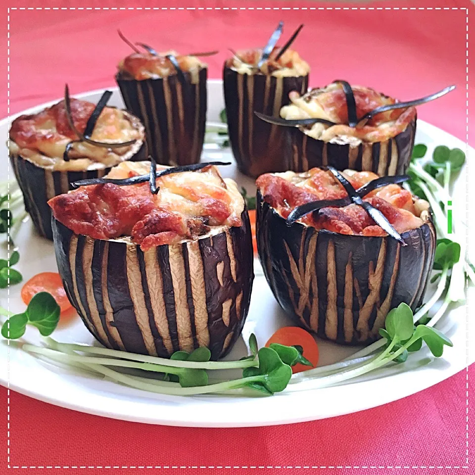 ことり*さんの料理 鯖の味噌煮缶とトマトの茄子カップグラタン 【Eggplant cup gratin w/ canned mackerel and tomato】|izoomさん