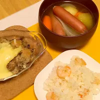 Snapdishの料理写真:なす肉みそのあまりを焼いて
ポトフと炒めごはん
統一感無し笑|えりかさん