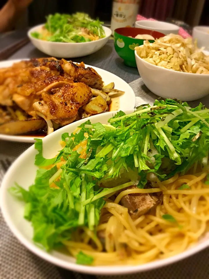 Snapdishの料理写真:皮付き根菜と鶏肉のグリルと鯖缶とおろし大根の和風スパゲッティ。「えぇーっ、これスパゲッティにいれるの？」と嫌々作ったけど絶品だった|ケロケロみんさん