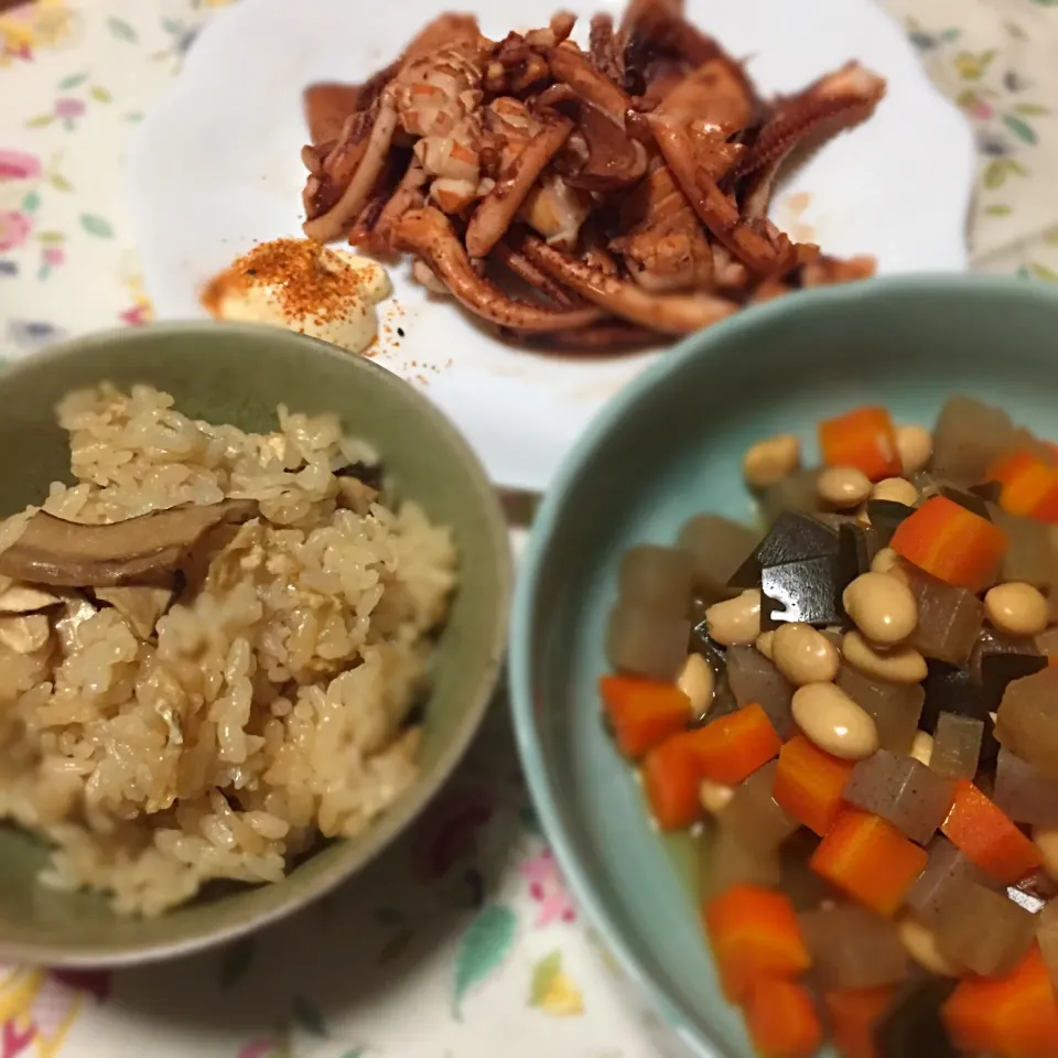 Snapdishの料理写真:今宵の夕飯
・松茸ご飯
・イカ味醂漬け焼き
・五目豆|まるちゃんさん