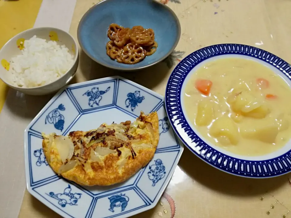 晩ごはん
　クリームシチュー
　納豆と玉ねぎのオムレツ
　レンコンの甘酢炒め|korinoさん