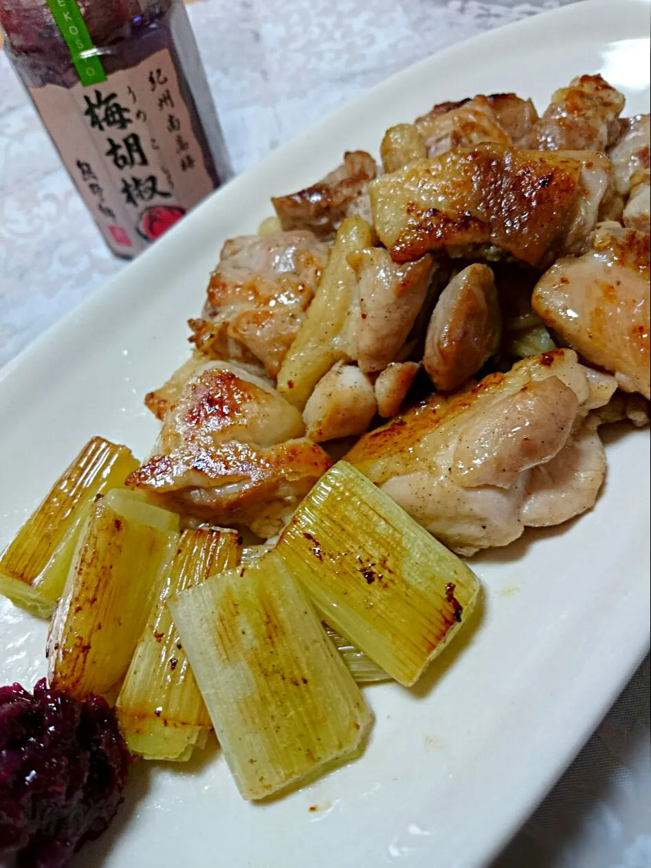 Snapdishの料理写真:最近ハマってる 梅胡椒✨鶏もも肉とネギ焼きにon😋👍|yucaxxxさん