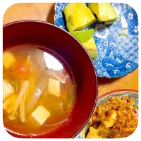 Snapdishの料理写真:ナスのミートソース炒め 具沢山のトマトスープ アボカド キャベツ|ちあきさん